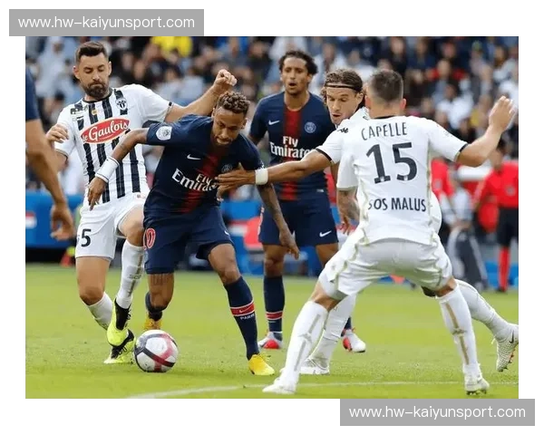 绿茵场的香槟礼赞与黑白坚守：兰斯与昂热的荣耀对决